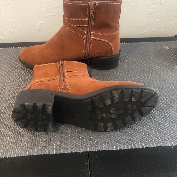 Size 9 like new memory foam ankle boots - Picture 4 of 4